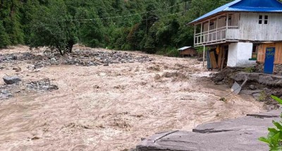 दोलखामा बाढीमा परेर  एक जना बेपत्ता , तीन घर बगे