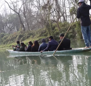 सौराहा आउने पर्यटकको रोजाइमा ढुङ्ग्रेखोलाको डुङ्गा शयर