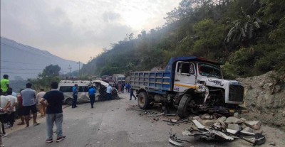 कुरिनटारमा ट्रकले माइक्रो बसलाई ठक्कर दिँदा १३ यात्रु घाइते [नामसहित]