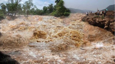 दाङमा खोलाले अटो बगाउँदा दुई जना बेपत्ता, तीन जनाको सकुशल उद्धार