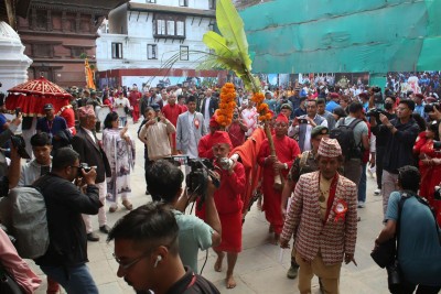 हनुमान ढोकाको दसैँघरमा भित्र्याइयो फूलपाती