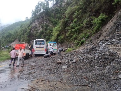 पहिरोले मुग्लिन-मलेखु खण्ड अवरुद्ध