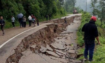 मध्यपहाडी लोकमार्ग अन्तर्गत  भोजपुर मेस्पाङामा  सडक भासियो