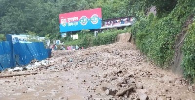 लेदोसहितको पहिरोले नौबिसे-नागढुङ्गा सडक दुईतर्फी अवरुद्ध