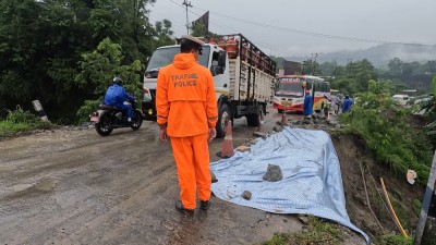 पृथ्वी राजमार्गको विजयपुरखोला नजिक सडक भत्कियो, एकतर्फी आवागमन