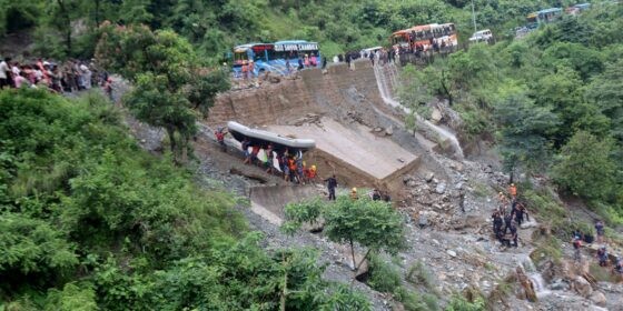 पहिरोले अवरुद्ध नारायणगढ-मुग्लिन सडक सञ्चालनमा