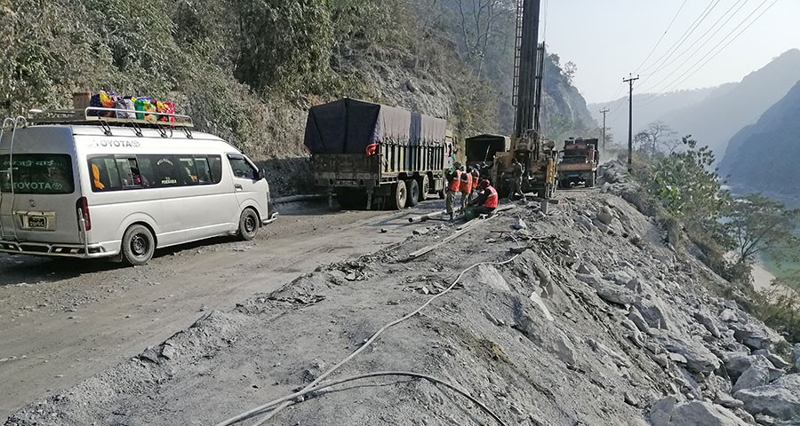 नारायणगढ–मुग्लिन सडकको नौ किलोमा सडक भासियो, एकतर्फी यातायात सञ्चालन