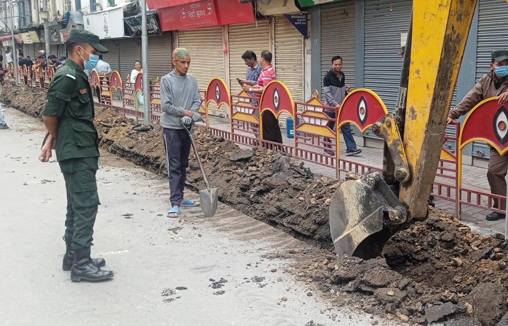 फुटपाथ विस्तारको विरोधमा काठमाडौंको न्युरोडमा प्रदर्शन