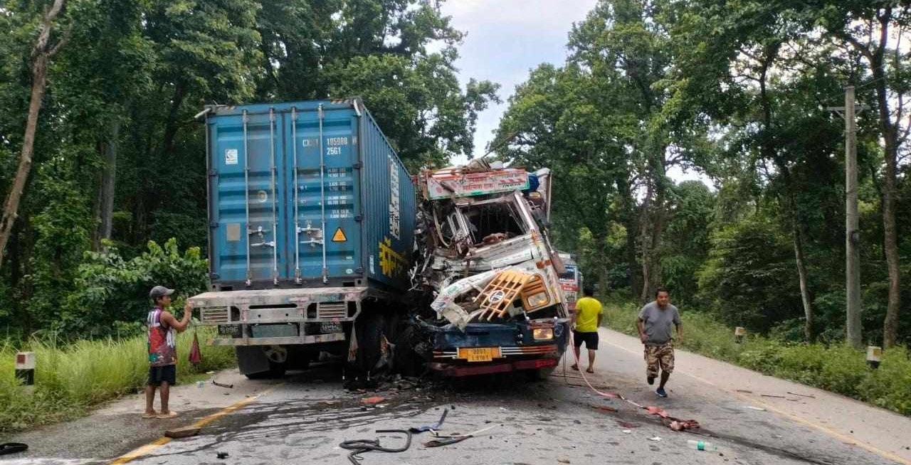 चितवनमा ट्रक र कन्टेनर आपसमा ठोक्किँदा दुई जनाको मृत्यु, एक घाइते