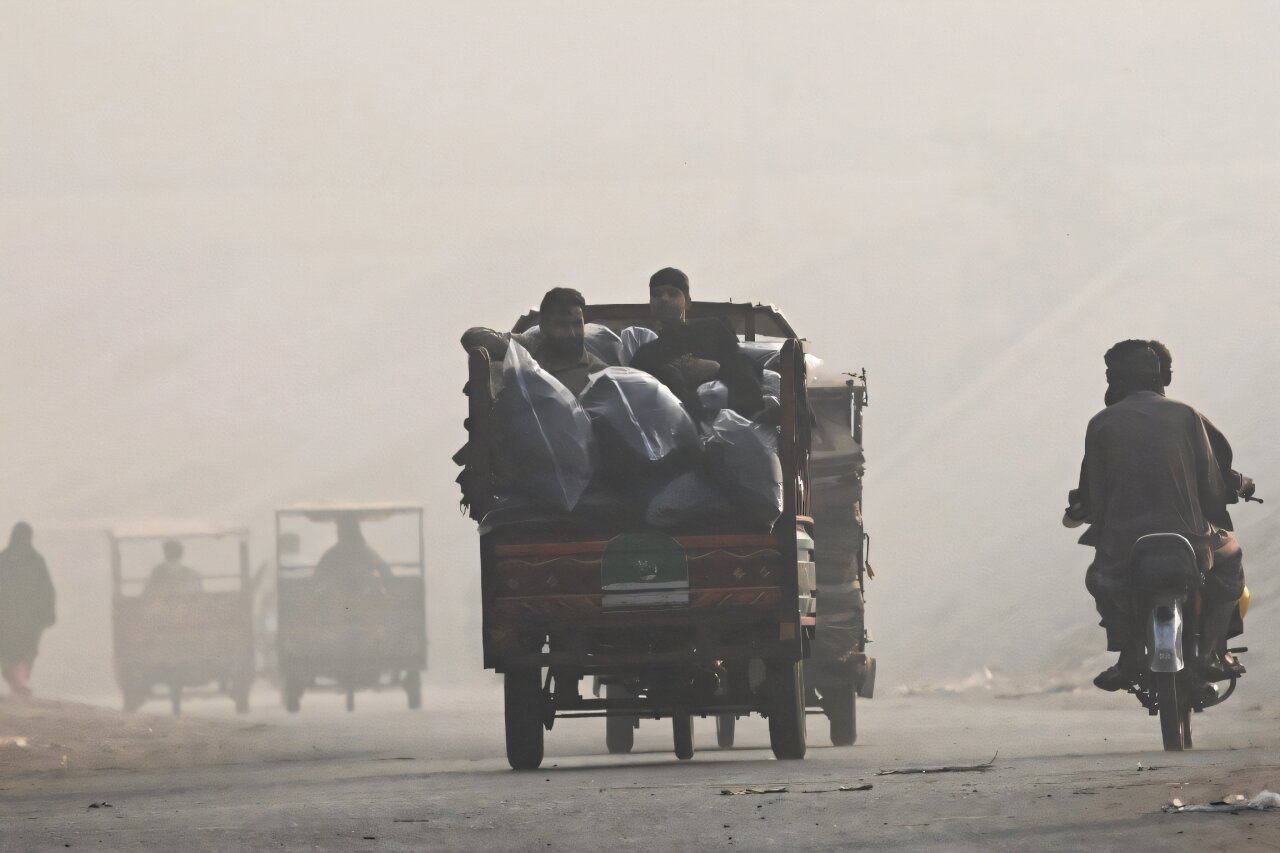 वायु प्रदूषण उच्च भएपछि पाकिस्तानको लाहोरमा 'ग्रिन लकडाउन'