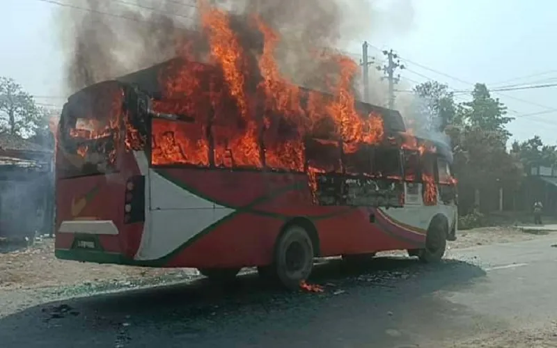 यात्रु बसले साइकललाई ठक्कर  दिएपछि स्थानीयद्वारा बसमा आगजनी