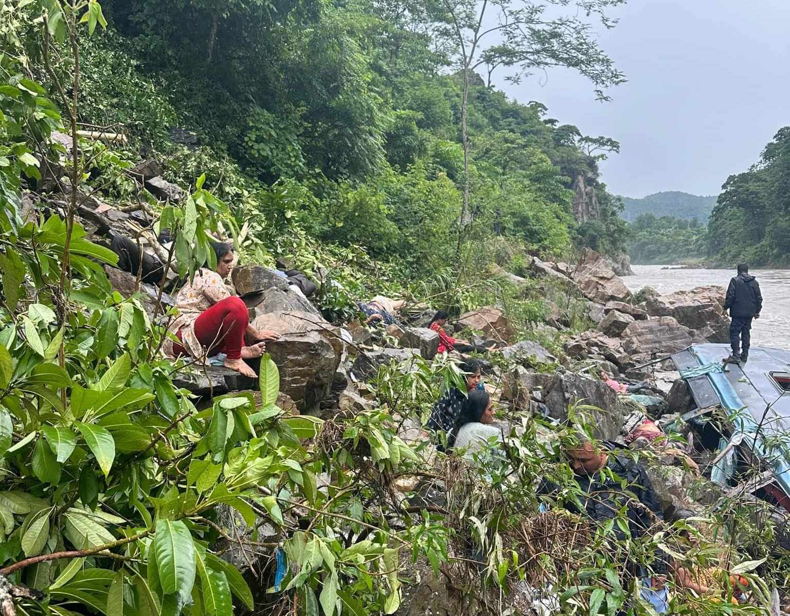 आँबुखैरेनीनजिक मर्स्याङदीमा बस खस्यो, १४ जनाको मृत्यु, १६ घाइते