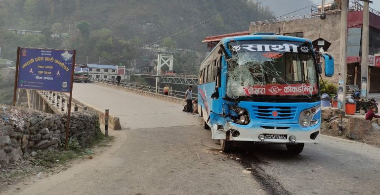 मुग्लिननजिकै दुई वटा बस आपसमा ठोक्किँदा ५ घाइते