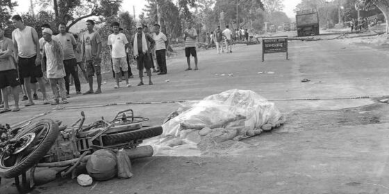 टिप्परको ठक्करबाट एकको मृत्यु, शवलाई सडकमै राखेर राजमार्ग अवरुद्ध