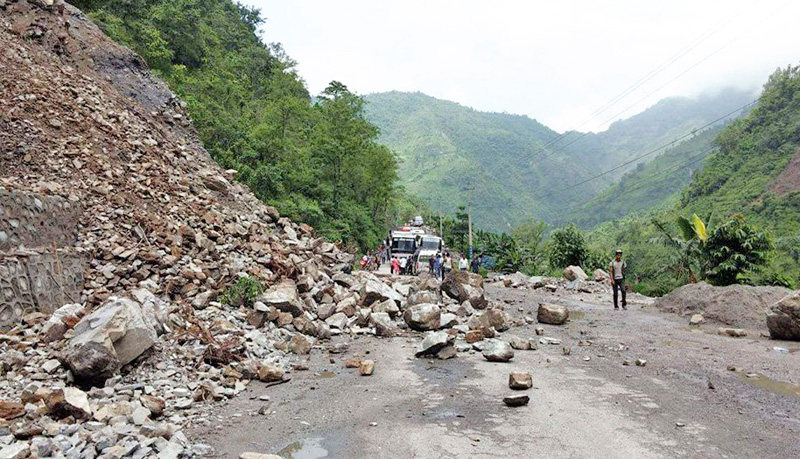 इच्छाकामनामा जथाभावी ढुङ्गा निकाल्न थालेपछि पहिरोको जोखिम