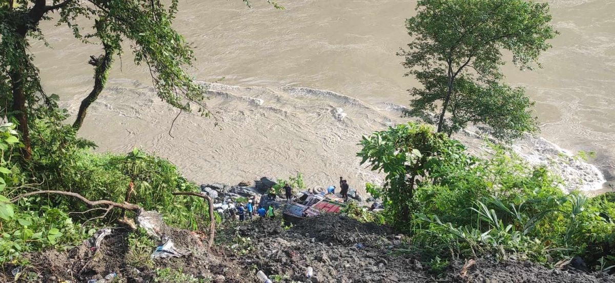 त्रिशुलीमा खसेको ट्रकका चालक सम्पर्कविहीन